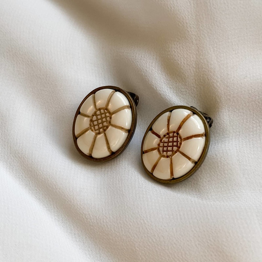 VTG 70's Cream Oval Flower Clip Earrings